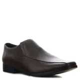 Zapato formal tipo mocasín de cuero marrón oscuro, con puntera cuadrada y elástico lateral para calce fácil.