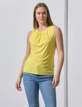 Blusa sin mangas color amarillo, con cuello redondo con frunces delanteros y abertura con botón en la espalda.