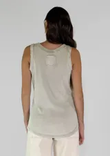 Musculosa de algodón color gris claro con cuello redondo y terminaciones desflecadas.