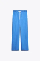 Pantalón de lyocell con rayas verticales blancas y azules, tiro medio, cintura elástica ajustable con cordones, bolsillos delanteros y pierna recta.