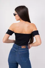 Body blanco de breteles finos y mangas cortas con detalle de etiqueta negra.