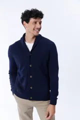 Cardigan de punto azul marino con cuello esmoquin, cierre frontal con botones y mangas largas.