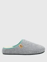 Pantuflas grises de fieltro con plantilla de fieltro y borde superior celeste.