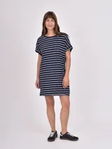 Vestido corto de corte recto, con cuello redondo y mangas cortas. Diseño a rayas horizontales en azul marino y blanco.