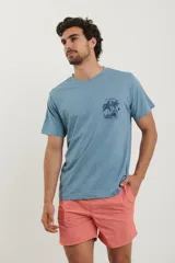 Remera celeste con estampado de palmeras y texto "St. Martin" en el pecho.