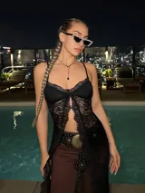 Top negro de encaje con breteles finos, escote en V y corte irregular.