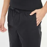 Pantalón negro de corte recto con cintura elástica.