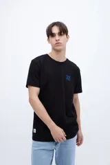 Remera lila con estampa en el pecho y diseño fotográfico de un atardecer en la espalda.