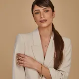 Gargantilla de oro amarillo 18k con dije ovalado con zafiro central y halo de diamantes.