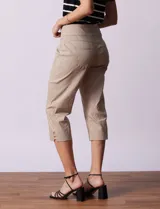 Pantalón capri color beige de gabardina elastizada, marca Ruby Rd. Delantera con bolsillos simulados, trasera con bolsillos aplicados. Pretina ancha, corte recto y terminación de ruedo con detalle calado.