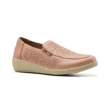 Zapato casual Korium Confort modelo Dara, color dorado, con capellada perforada y plantilla de cuero.