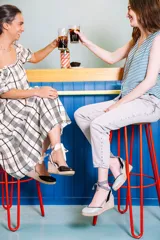 Alpargatas de yute color verde salvia con cuña, interior de piel, talón descubierto y cintas de atar al tobillo con estampado vichy en blanco y negro. Modelo exclusivo de la marca española Dfyf.