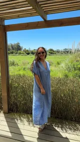 Vestido largo azul marino de lino italiano, con escote en V, mangas cortas y bolsillos laterales.