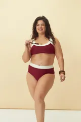 Calzón de bikini color borgoña con cintura alta y detalle de borde blanco.