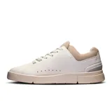 Championes urbanos de cuero sintético color blanco hueso, con detalles en beige y celeste.