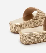 Sandalia flatform negra con superficie trenzada, tira ancha y puntera redonda.
