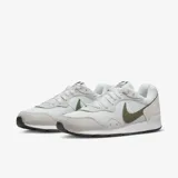 Championes Nike Venture Runner negros con detalles en blanco.