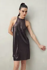 Vestido corto negro con cuello halter y corte recto.