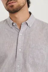 Camisa celeste de lino y algodón, de corte clásico, con cuello button-down y manga larga.