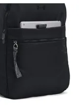 Mochila Under Armour Studio Campus color negro, con logo frontal y bolsillo externo con cierre.