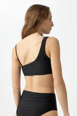 Top de bikini asimétrico color rojo.