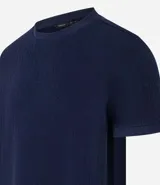 Remera slim fit de algodón color beige, con cuello redondo, manga corta y textura acanalada.