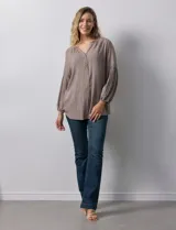 Blusa de gasa estampada marca Grand & Green. Tiene cuello a la base, escote en V y abertura con botones.