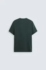 Jersey de punto color marrón oscuro, de corte relajado (relaxed fit), con cuello redondo y manga corta.