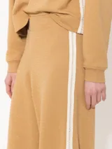 Pantalón de punto color ocre con lurex, cintura elastizada y piernas anchas con calce relajado.
