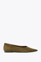 Zapato tipo bailarina color verde oliva, de serraje, con punta fina y suela plana.