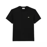 Remera negra de manga corta con logo de Lacoste bordado en el pecho.