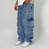 Pantalón de jean celeste con efecto lavado, corte ultra baggy y múltiples bolsillos cargo.