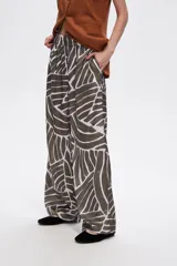 Pantalón ancho de viscosa con estampado abstracto en tonos marrones y blancos, de tiro alto y corte palazzo.