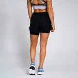 Short de entrenamiento color negro, con diseño de doble capa y logo de la marca.