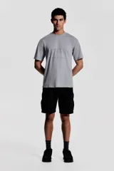 Remera deportiva gris con estampado frontal de la palabra 'Dopamine' en tipografía gótica y la palabra 'Reward' debajo.