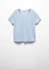Camiseta de corte clásico, color negro, con escote en V y mangas cortas.