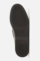 Zapato náutico de cuero marrón oscuro con efecto desgastado, forro y plantilla de cuero, horma redonda y suela a tono. Edición limitada.