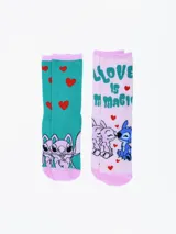 Pack de dos pares de medias de caña media con diseño de Stitch y Angel besándose, corazones y la frase "Love is Magic". Un par es color verde agua y el otro rosa.