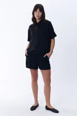Short casual negro de lino con cintura elástica.