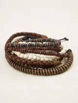 Set de pulseras de cuentas de madera y cuero trenzado, con cierre ajustable.