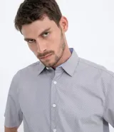 Camisa de manga corta con estampado de algodón y poliéster, corte regular, cuello clásico y cierre frontal con botones.