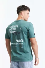 Remera verde de manga corta con estampado en la espalda con la inscripción "Mistral House Party" y la fecha "9/03".