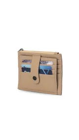 Tarjetero negro de símil cuero con presilla frontal y capacidad para 11 tarjetas. Incluye un visor transparente y un bolsillo con cierre para monedas o billetes.