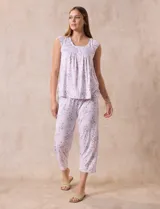 Conjunto de pijama marca René Rofé, compuesto por remera de tejido soft estampado con escote en V y botones, y pantalón capri con cintura elastizada.