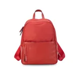 Mochila color beige de nylon resistente, con cierre principal y bolsillo frontal. Cuenta con detalle en simil cuero y bolsillo pequeño. Bolsillo trasero con cierre y bolsillos laterales para mayor comodidad. Correas a tono.