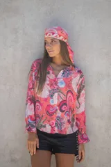 Camisa de viscosa con estampado floral y de estrellas en tonos rosados, celestes y negros.