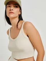 Musculosa corta verde de tela acanalada con cuello redondo y sisas anchas.