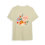 Remera color crema de manga corta con estampado pequeño de una porción de pizza en el pecho.