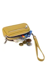 Monedero negro de simil cuero con correa para la mano, diseño práctico y compacto. Bolsillo principal con doble cierre, y un bolsillo frontal pequeño para llevar monedas.