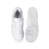 Zapatillas bajas de cuero blanco con tres franjas laterales características de adidas.